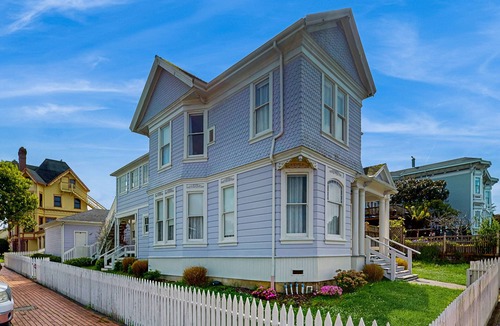 Old Town Eureka House | Water-view upstairs Victorian home near the bay - walk to the heart of town