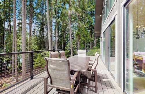 Easton Cabin | Waterfront cabin with panoramic views and lake access, dog-friendly