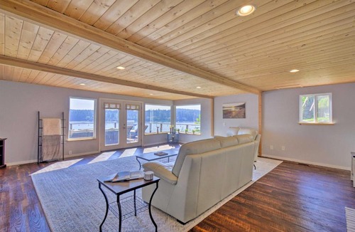 Gig Harbor House | Waterfront Gig Harbor Home w/Furnished Deck