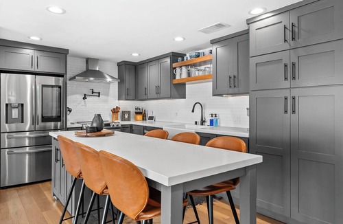 Harbor Condo | Waterfront Marina Retreat - Parking + Workspaces + Large Balcony with Six Pools