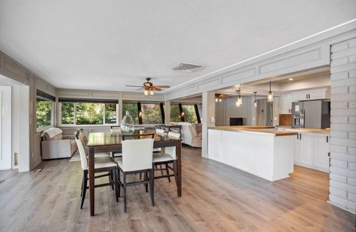 Cascade House | Waterfront Retreat. Cozy Full Kitchen Sleeps 11
