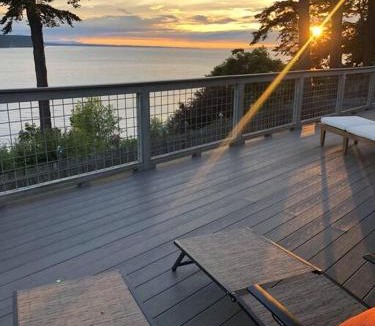 Adelma Beach House | Waterfront, Sunsets and Mountains