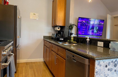 Prescott House | "We had a Fabulous Stay" Charming townhome in superb Oakland with WiFi, AC