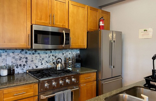 Prescott House | "We had a Fabulous Stay" Charming townhome in superb Oakland with WiFi, AC