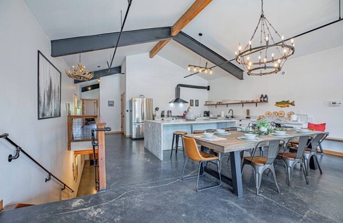 Leavenworth House | Welcome To Your Perfect Group Retreat! Sleeps up to 26 Hot Tub Pet Friendly!