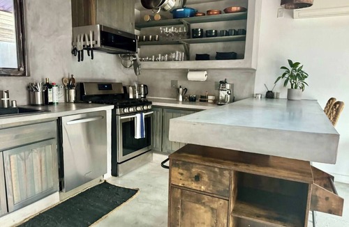 Del Rey House | Welcoming 1-bedroom house with AC/pool/table tennis in vibrant Los Angeles