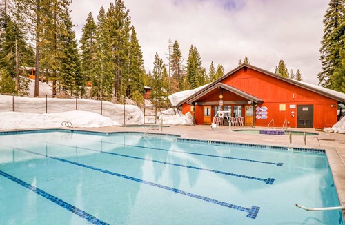 Tahoe Woods Apartment | Well-Equipped Second-Level Studio w/Free WiFi, Balcony, & Shared Outdoor Pool
