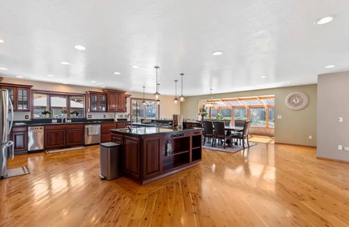 Monitor Villa | Wenatchee Mansion. 6500 sqft, pool, hot tub, 7 BR, theater, billiards and more!