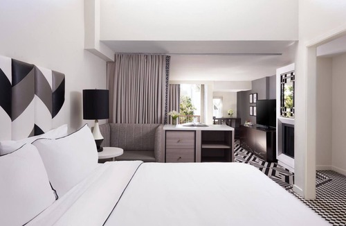 Norma Triangle Hotel | West Hollywood Oasis | Rooftop Pool & Luxury Suites l 2 Signature King Suite