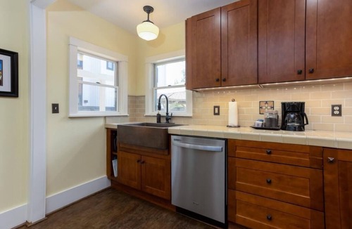 River West House | West Side Bungalow │Cali King Bed │Walk Everywhere │Hot Tub │One Block to River