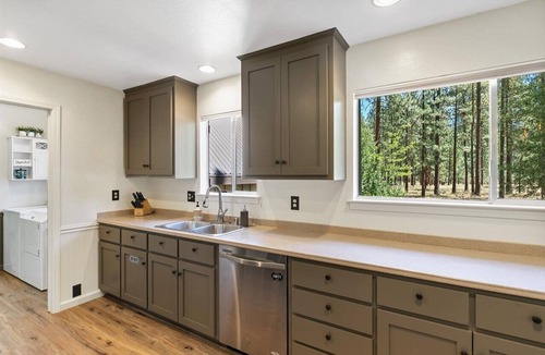 Plumas Eureka Estates Cabin | "Whispering Pines" Family Retreat - By the Feather River in Graeagle