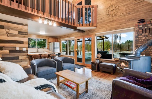 Gold Bar Cabin | Whistling River Cabin in Gold Bar, WA, RiverFront, Mountain View, Pets.