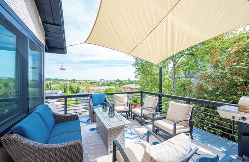 Templeton House | Wine Country Escape: King Beds, Hot Tub & EV Charger