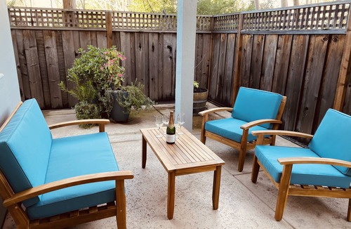 St. Helena House | Wine country retreat within walking distance of restaurants, wineries and more