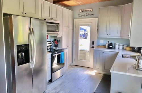 Point Roberts Cottage | Wine Down - Perfect Family getaway! 2 minutes from the beach!