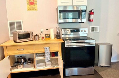 Sammamish House | Wonderful 2-bedroom entire guest suite with AC in charming Sammamish
