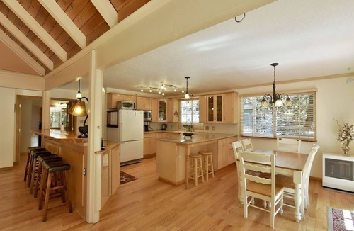 Mount Shasta Cabin | Wonderful Cabin with Hot-tub and Barbecue in Black Butte Ranch, California