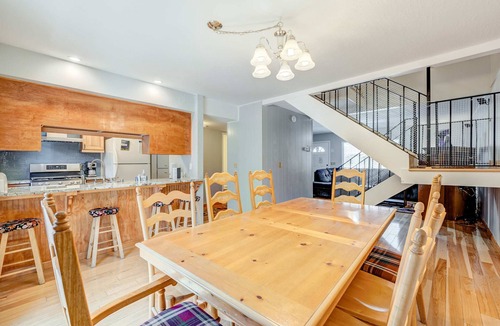 Lake Forest Condo | Wonderful year-round escape near skiing & lake with pool, hot tub, & deck