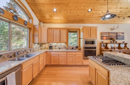 McKinney Estates House | Woodside By Tahoe Getaways - 4BR + Hot Tub + Pool Table + Dog OK
