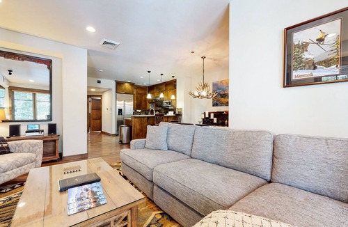 Woodwinds House | Woodwinds 1323 Pet-Friendly, On Sierra Star Golf Course, Garage and Jacuzzi, Luxury Home by RedAwning