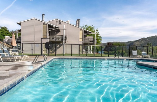 Wapato Point Condo | Yacinde D3 Panoramic Waterfront and Mountain Views