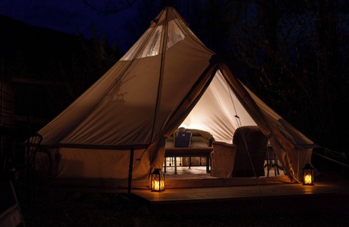 The Dalles Cabin | Year-round glamping retreat on a 50-acre Oregon farm. Hot soaking bathtub 10 ft from flowing creek, heated bed, alpacas, fresh eggs, no road noise, ultimate privacy. 90 min from Portland. No Extra Fees!