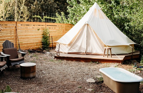 The Dalles Cabin | Year-round glamping retreat on a 50-acre Oregon farm. Hot soaking bathtub 10 ft from flowing creek, heated bed, alpacas, fresh eggs, no road noise, ultimate privacy. 90 min from Portland. No Extra Fees!