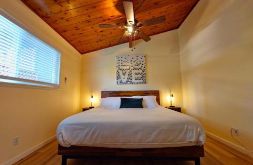 Oakhurst House | Yosemite Gateway Cottage - King Suite - Mountain Views