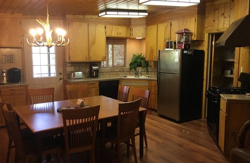 Oakhurst Cabin | Yosemite National park (15 miles)/Bass Lake (1 mile) Cozy Cabin w/HOT TUB