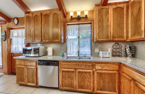 North Wawona Cabin | Yosemite Family Retreat combines three neighboring homes on a quiet Wawona cul-de-sac