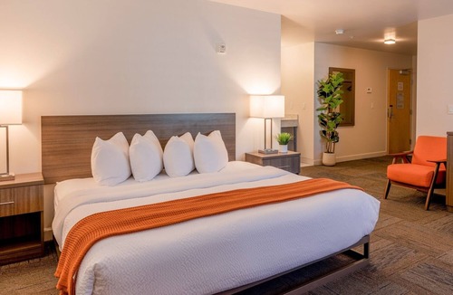 Moss Landing Hotel | Your Coastal Hideaway: Accessible Deluxe King with Wet Bar