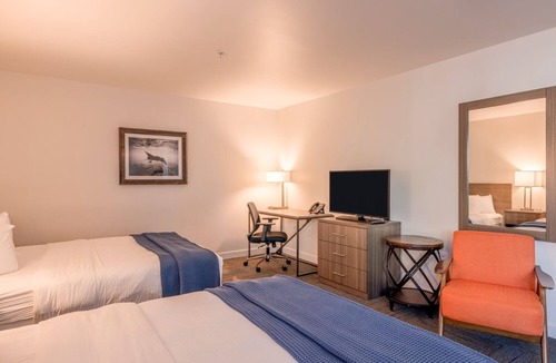 Moss Landing Hotel | Your Coastal Hideaway: Accessible Two Queen with Wet Bar