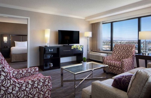 Milpitas Hotel | Your Milpitas Retreat with Modern Amenities! Gym, Pets Allowed, Airport Shuttle!