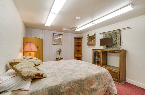 Yreka House | Yreka Home w/Outdoor Oasis on 20 Wooded Acres!