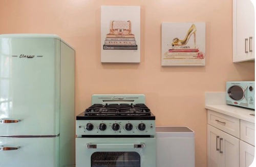 Beverly Hills Cottage | Zen Guess house