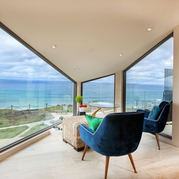 Enchanting Oasis Stunning Luxury Oceanfront Condo -180° Ocean Views + Pool