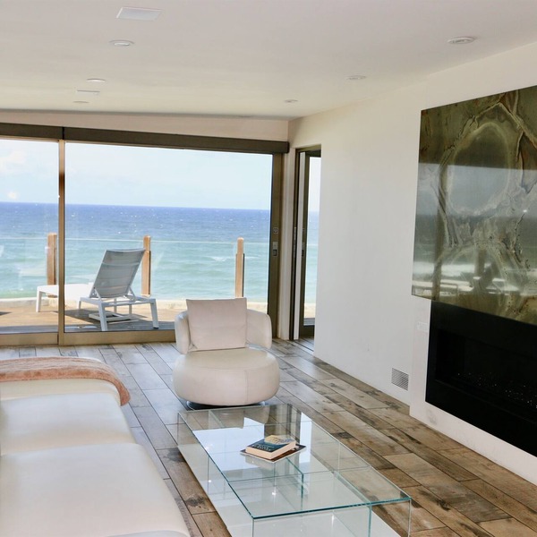 Hi-Tech Hideaway ~ Oceanfront & Modern!