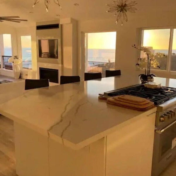 NEW LUX Ocean View Penthouse Del Mar w AC, Beach Access, Pool, Hot Tub