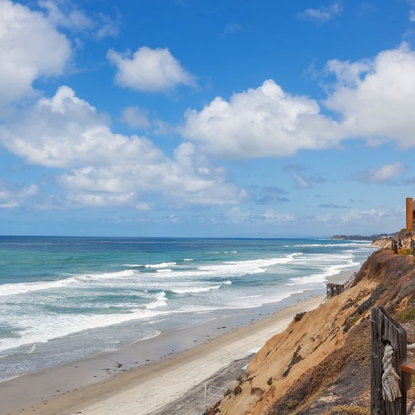 Steps to uncrowded beach. Walk to restaurants, racetrack; Family-friendly condo