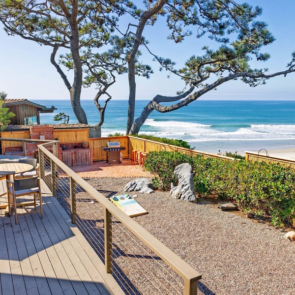 Tutu's Surf House - Views and beach access: one of a kind!