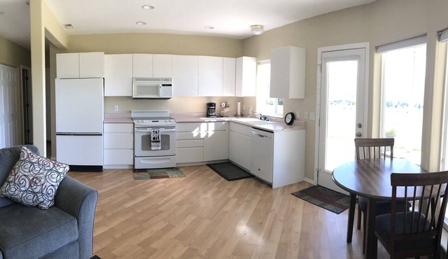 1 Bed, 1 Bath, Private Kitchen, Private Laundry Apartment (Views)
