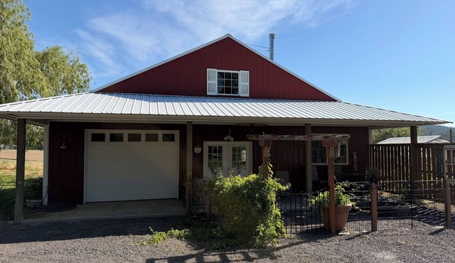 1-bedroom cottage on a mini farm, handicap friendly in North Spokane!