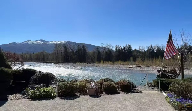 1 Bedroom Retro Riverside Home with view !