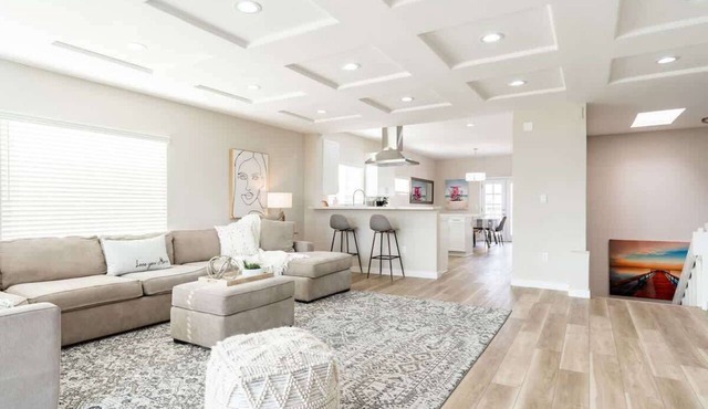 1 Block to Sand Stylish 6BR complex
