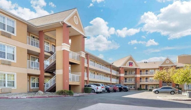 1 King Bed | Non-Smoking, Kitchen, Shower