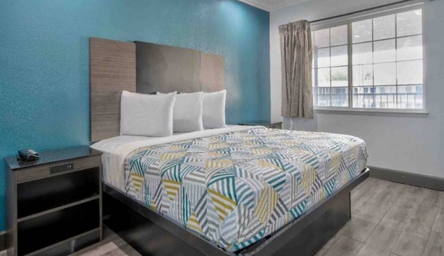 1 King Bed | Non-Smoking, Micfridge