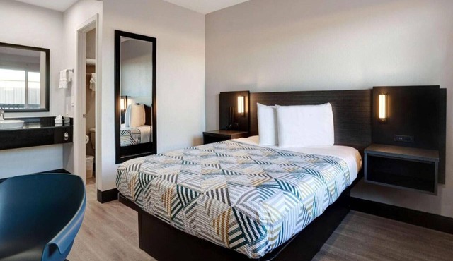 1 Queen Bed | ADA/RI Shower/Micfridge