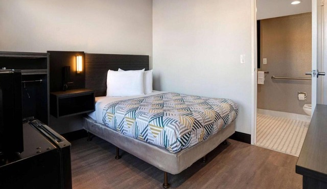 1 Queen Bed | Non-Smoking, Micfridge
