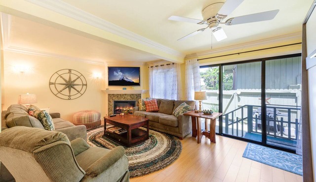 12CT: Updates Spacious Townhome w/Patio, Private Balcony, BBQ