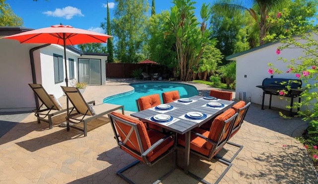 165-Gated Private Modern Oasis Pool-Lawn & Sunroom